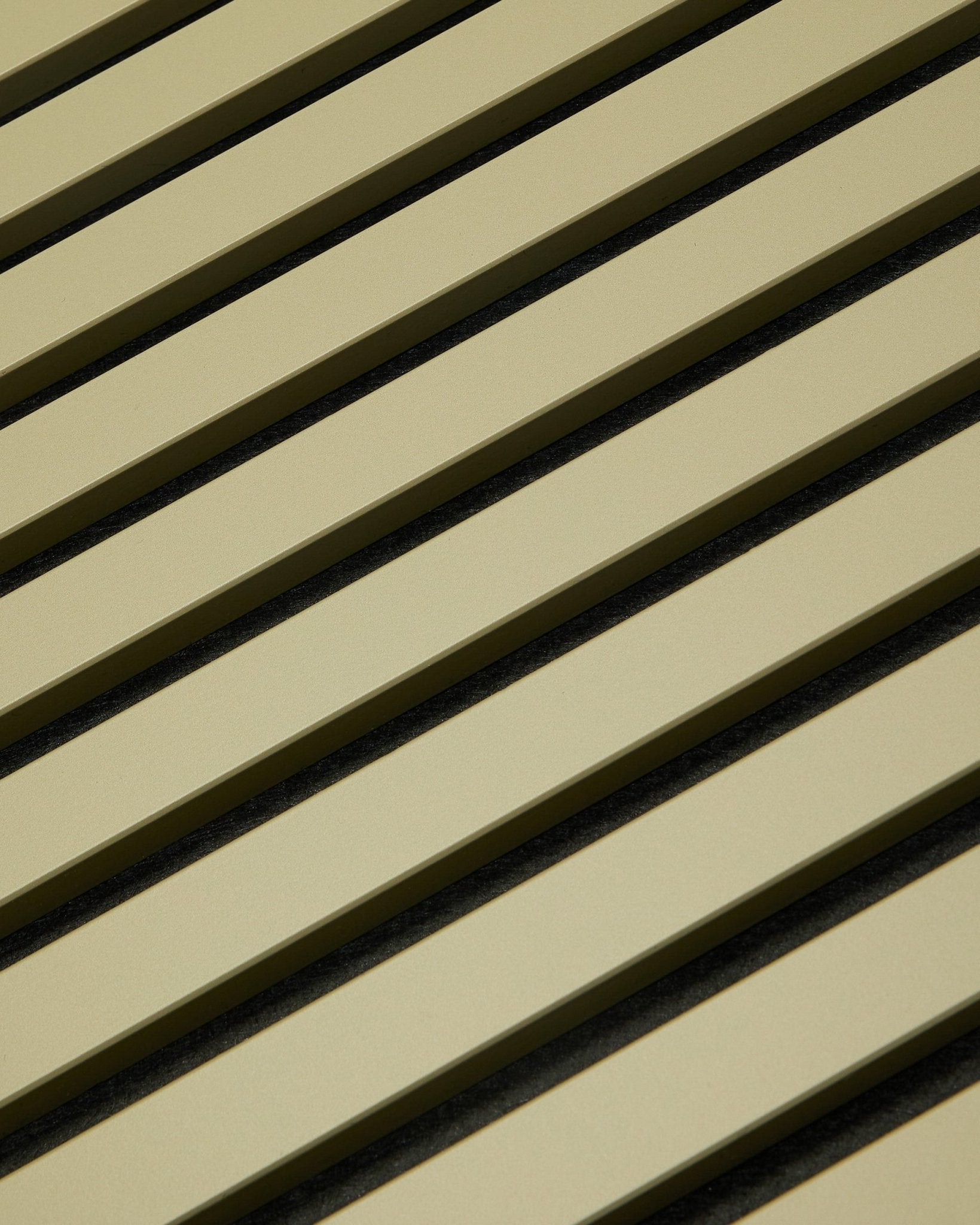 WoodUpp Hue Akupanel Moss (240 x 60 cm) acoustic panel with beige wood slats and dark gaps, creating a striped, geometric pattern for sound absorption.